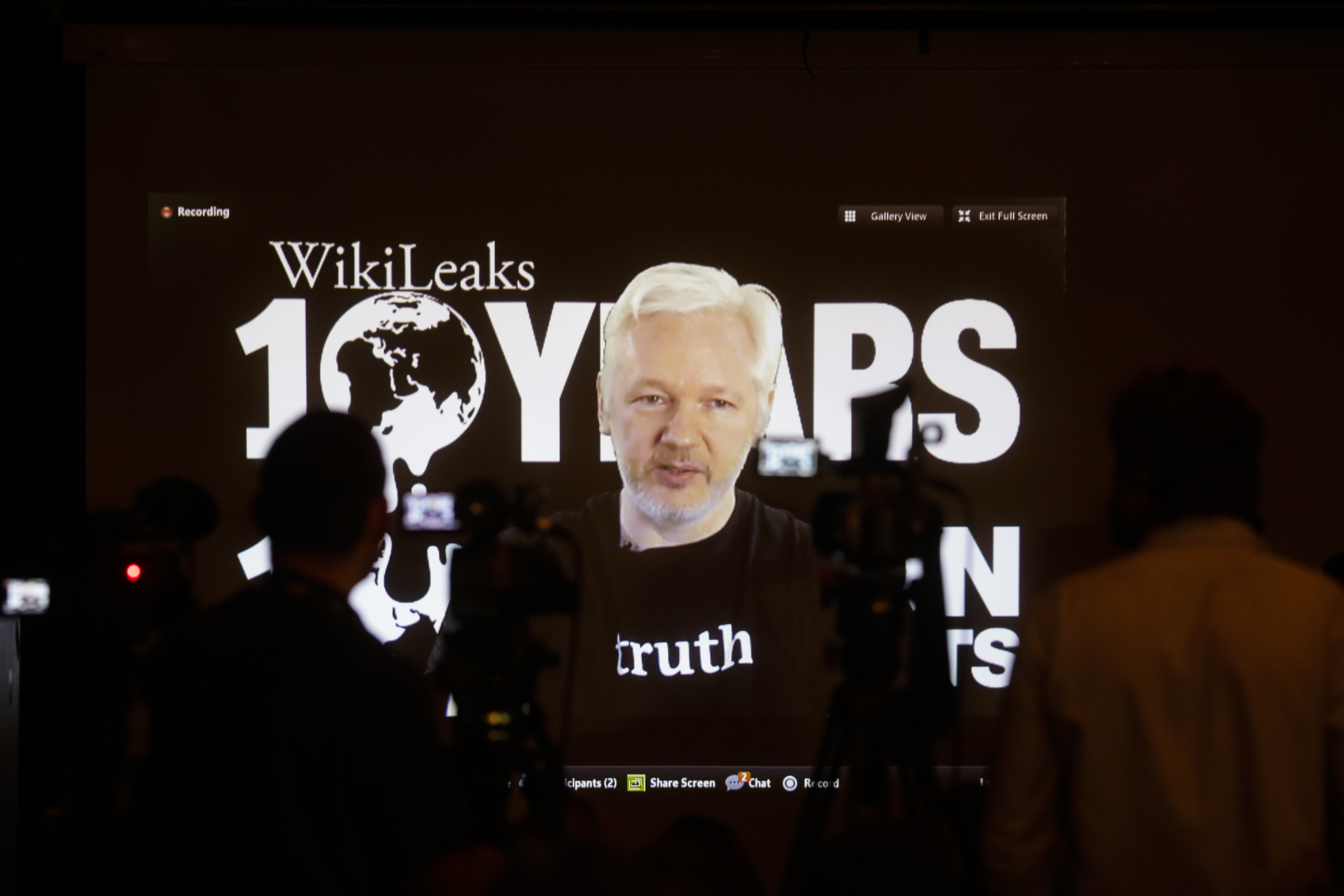 Джулиан Асандж отговаря на въпроси миналия октомври във видеоконферентна връзка по случай 10 г. Уикилийкс