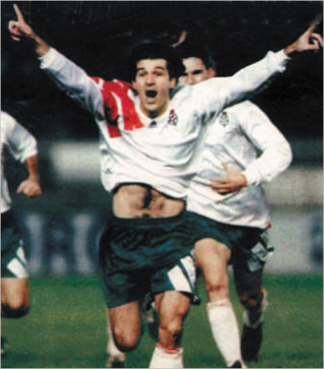 Радостта на Емил Костадинов след гола на ”Парк де Пренс” класирал България на Мондиал 1994 в САЩ