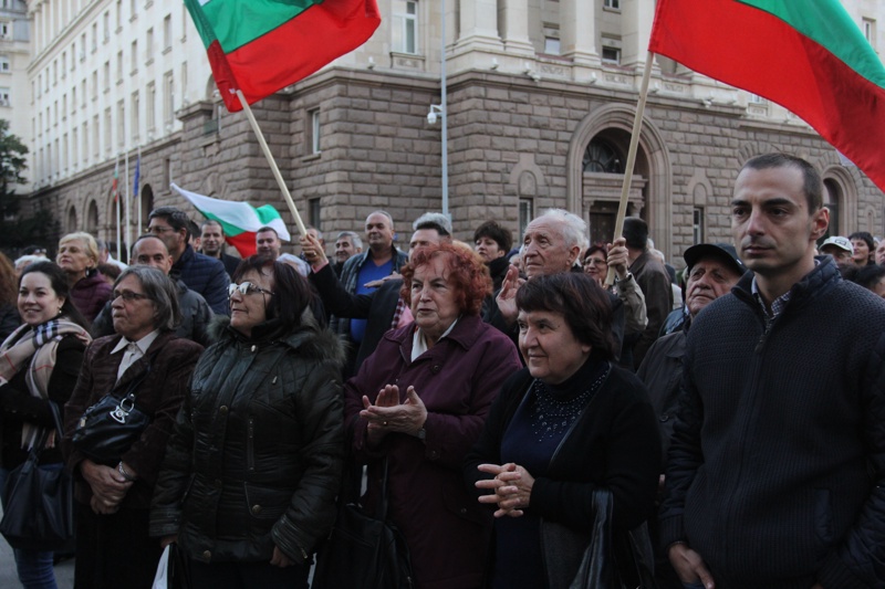 Събрали се на протест пред Министерски съвет поискаха оставката на кабинета