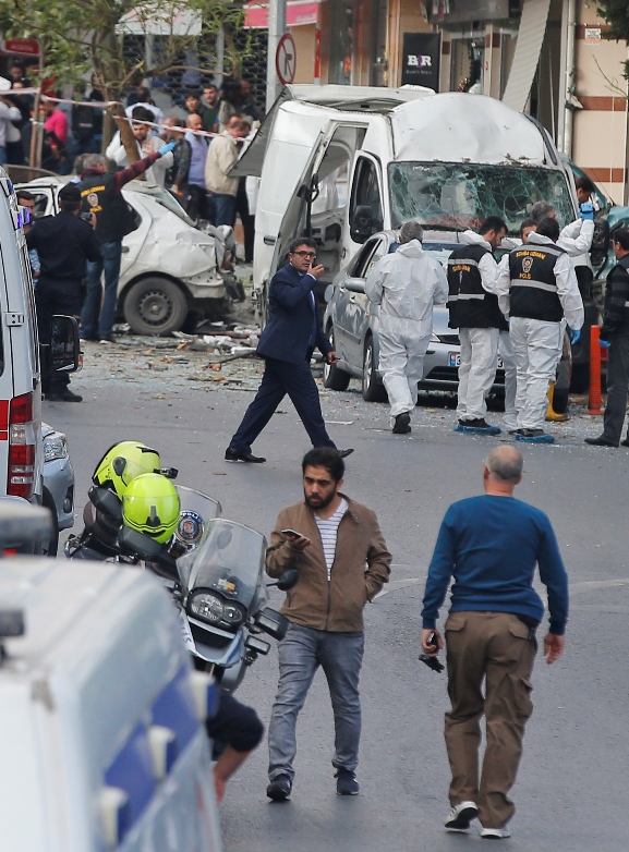Десет ранени при бомбен взрив в Истанбул (Снимки, видео)