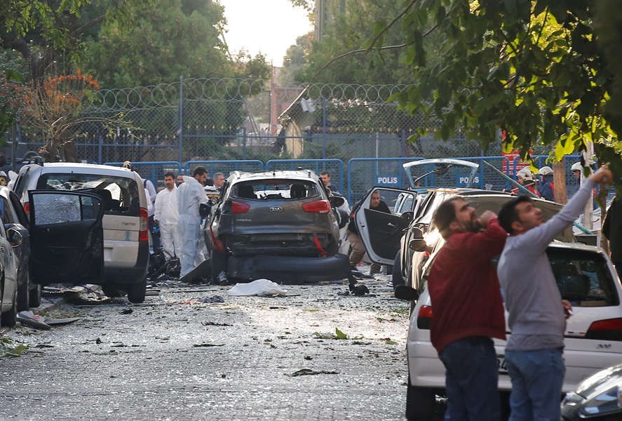 Eксплозията в Истанбул е нанесла големи щети на близките коли
