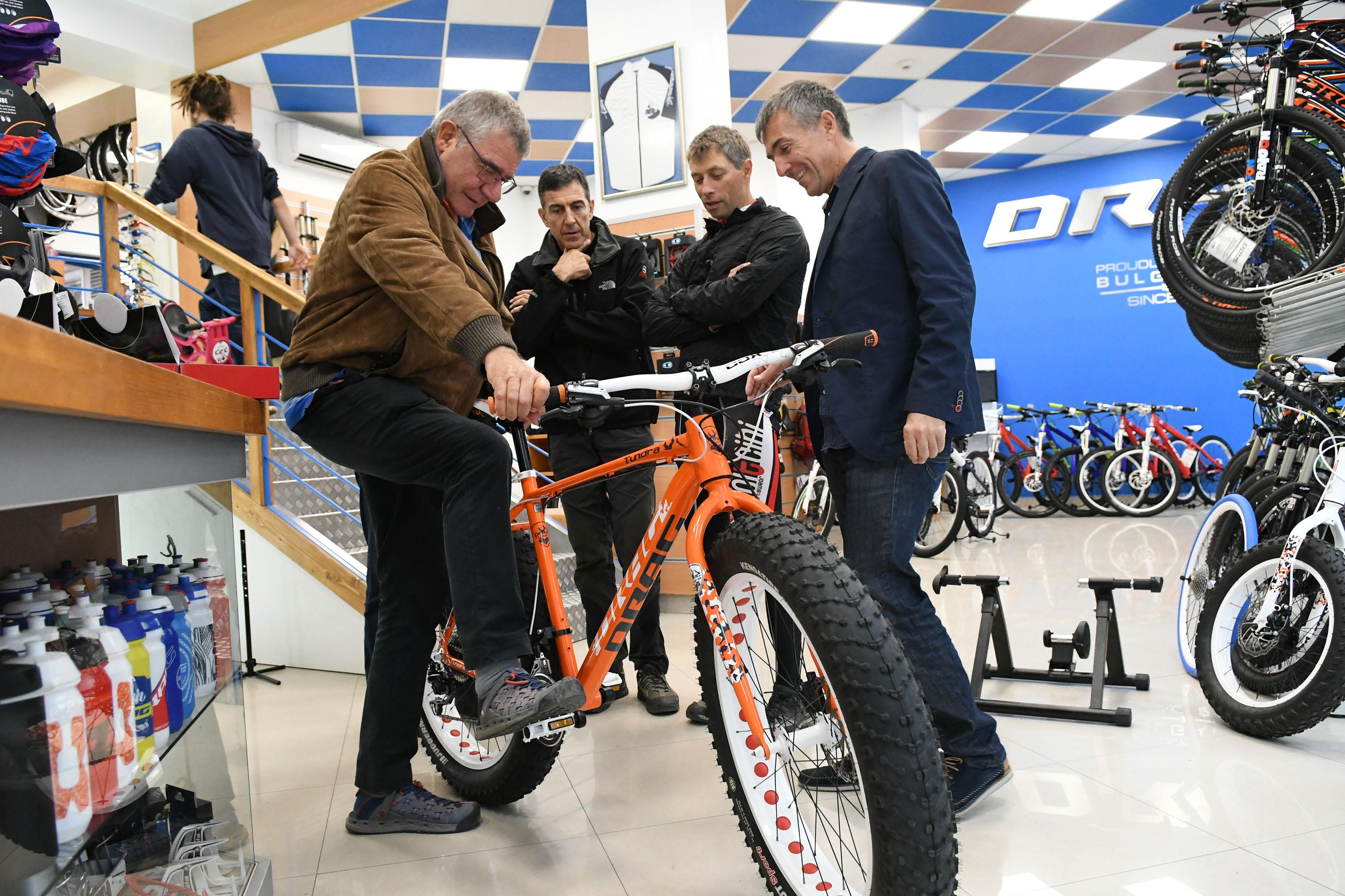 Специален велосипед ще карат антарктиците