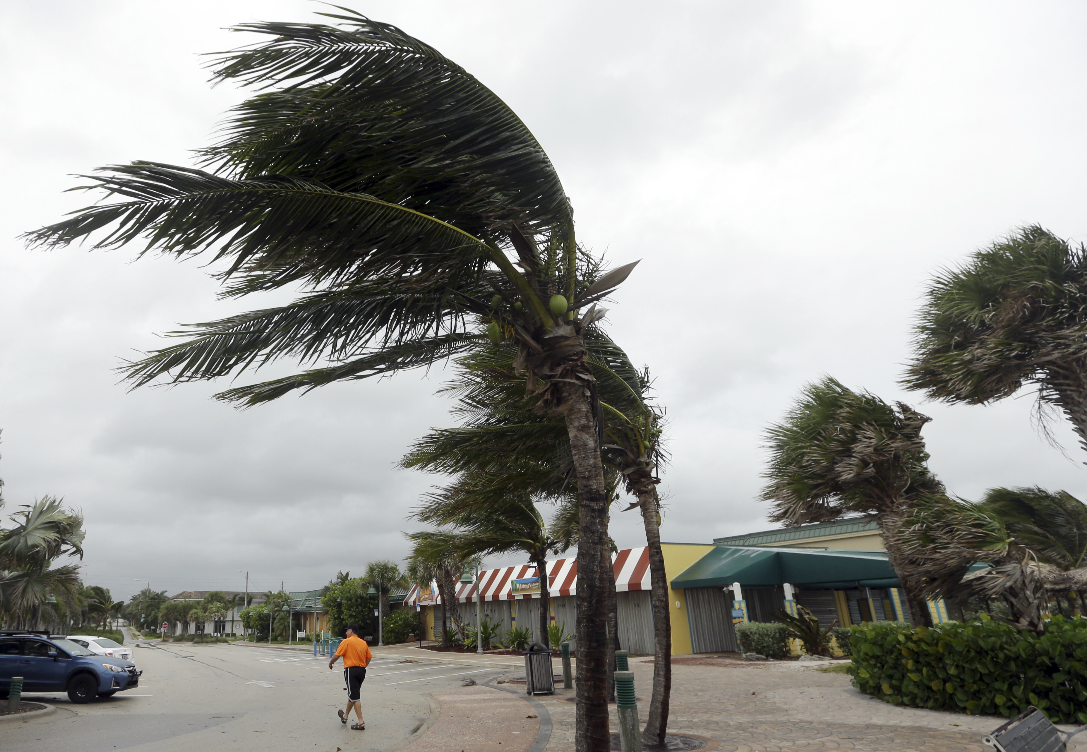 Първи силни ветрове във Вироу бийч, Флорида, предвещават идването на урагана Матю