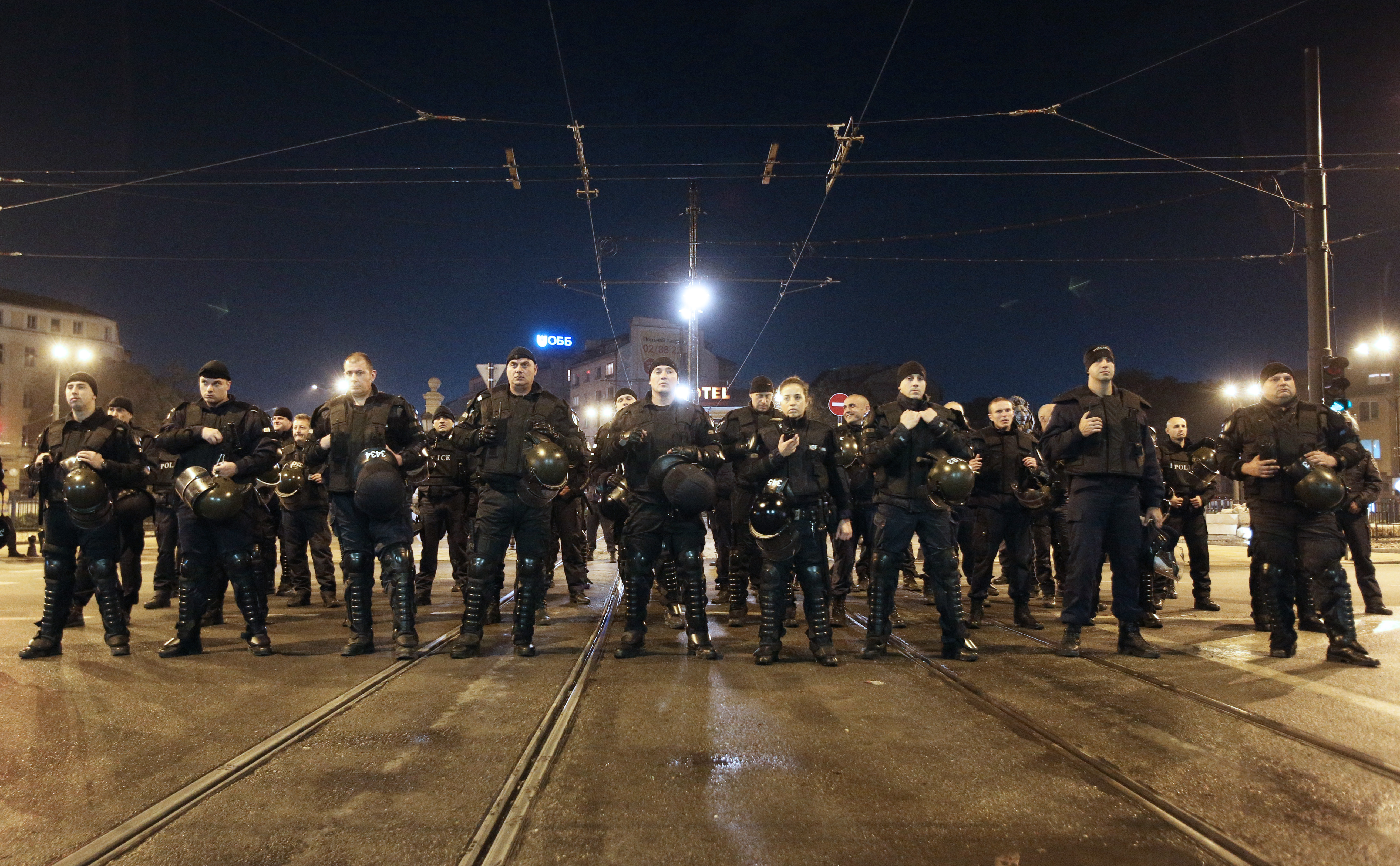 Десетки полицаи на Лъвов мост посрещнаха протестиращите срещу мигрантите в София