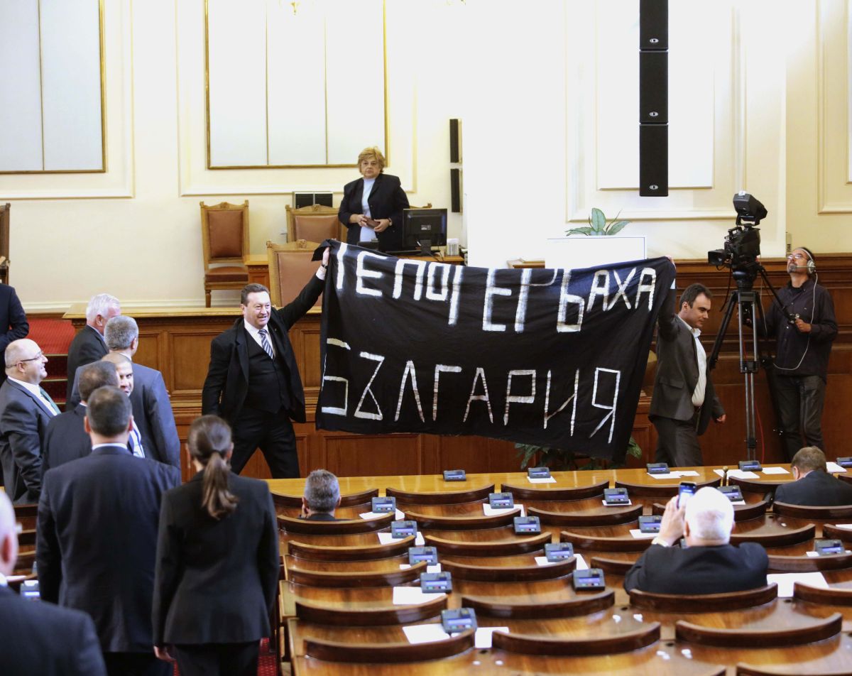 БСП вдигна черен плакат в НС: ”Те поГЕРБаха България”