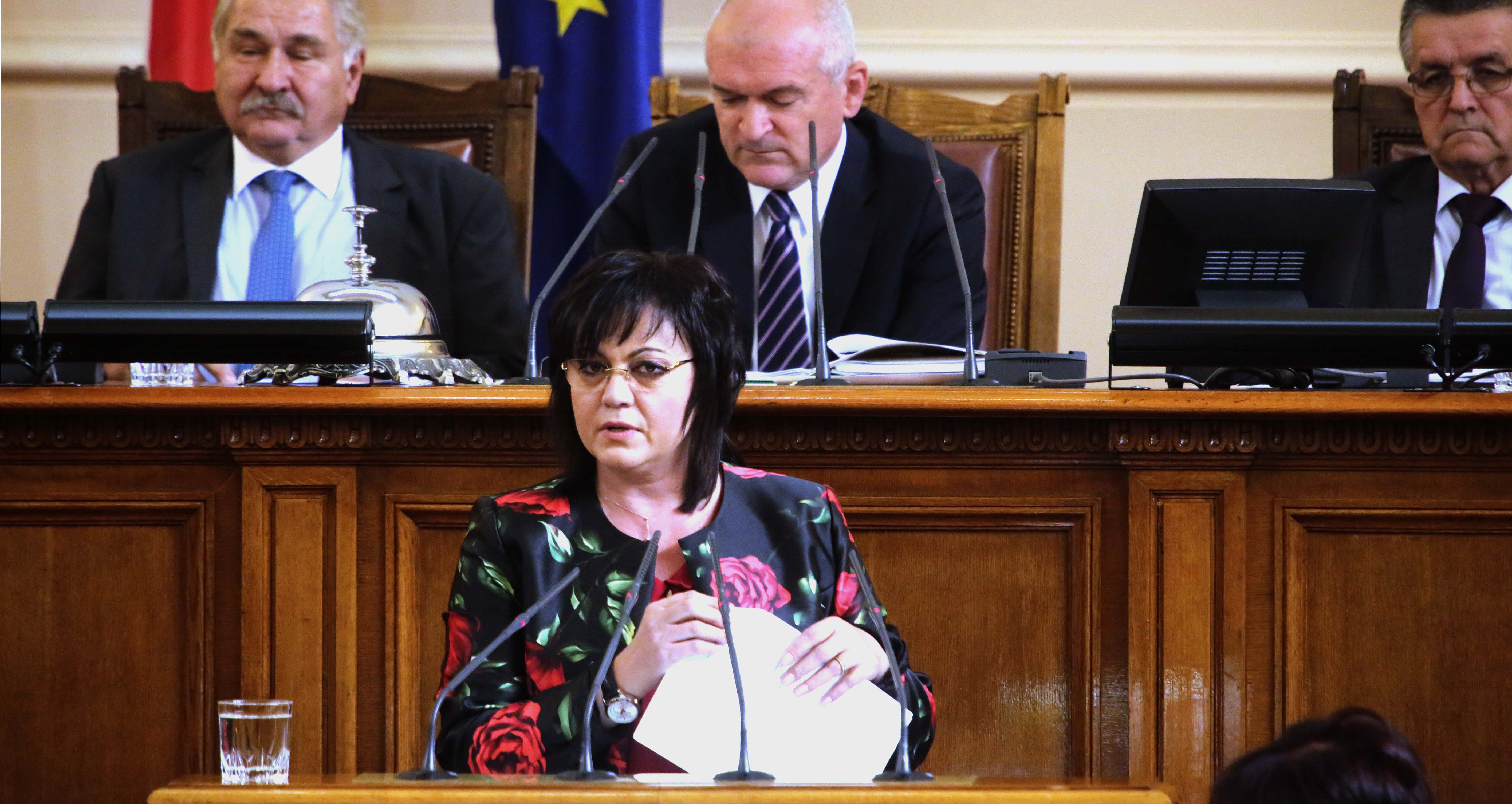 Лидерът на БСП Корнелия Нинова прочете декларация от парламентарната трибуна