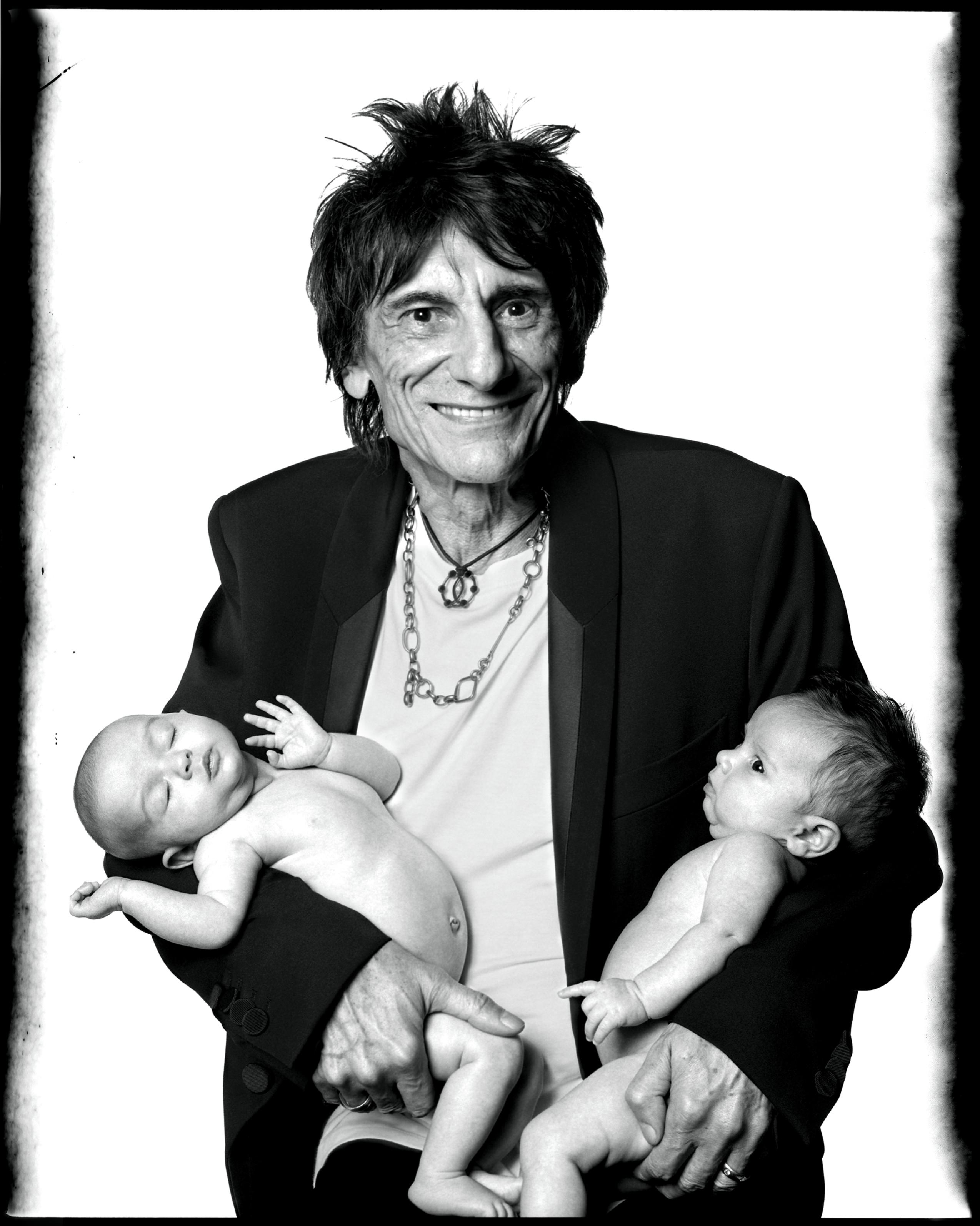Рони Ууд позира с близначките за реклама на Стела Макартни