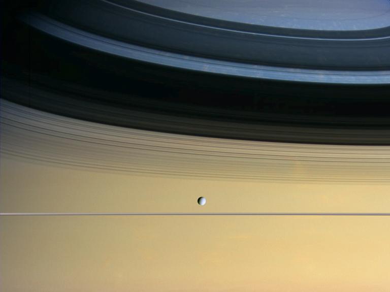 Луната на Сатурн - Диона