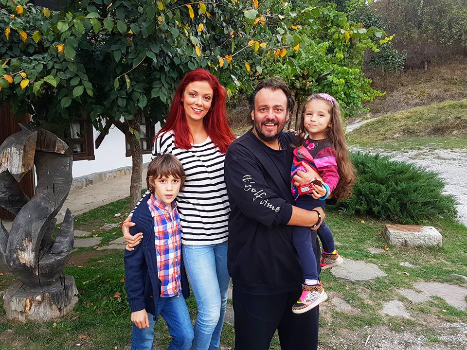 Люси Иларионов и Диана Митова-Попова с децата й на снимките на клип