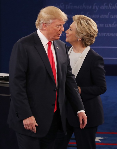 Хилари Клинтън и Доналд Тръмп се обличат като лидери