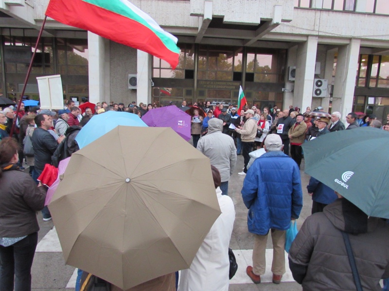 Близо 200 души се събраха на площада пред общината в Русе, за да настояват за чист въздух