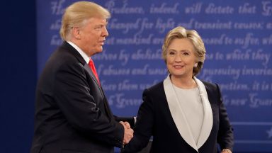 Доналд Тръмп и Хилъри Клинтън стиснаха ръце след диспута
