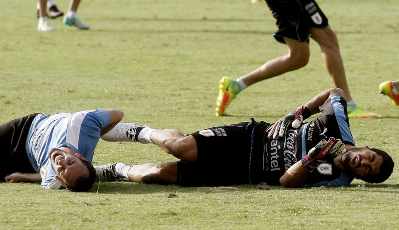 Луис Суарес и Диего Годин за малко да се контузят тежко по време на тренировка на Уругвай