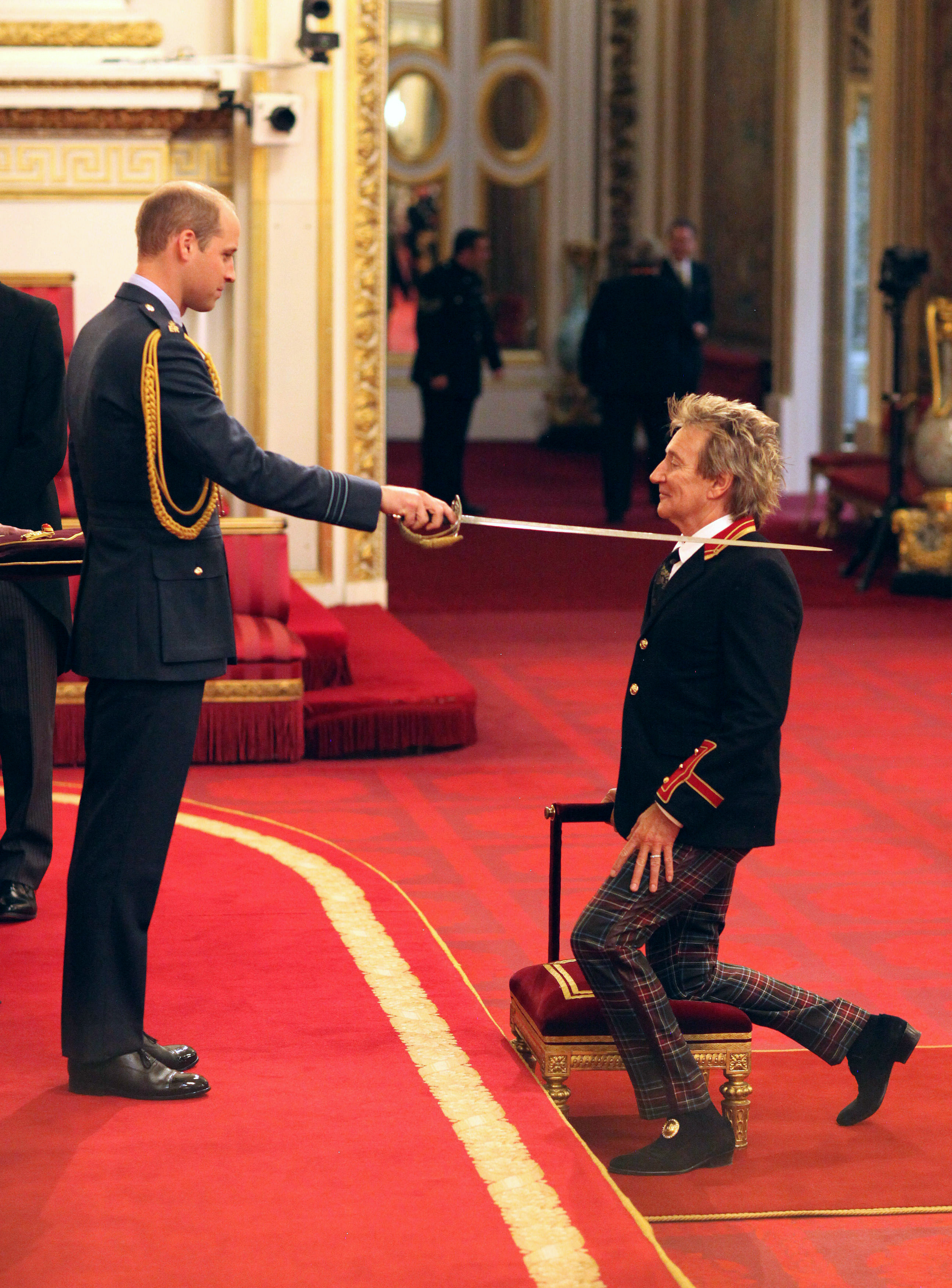 Принц Уилям посвещава Род Стюарт в рицарство