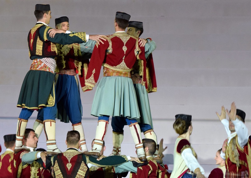 Динамика и колорит отличават традиционните черногорски танци (тук на националния празник на страната тази пролет)