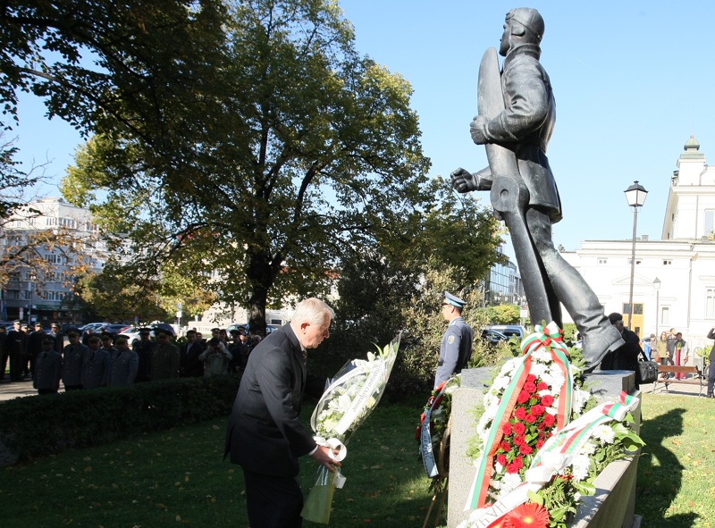 Михо Михов поднася цветя на Паметника на летеца