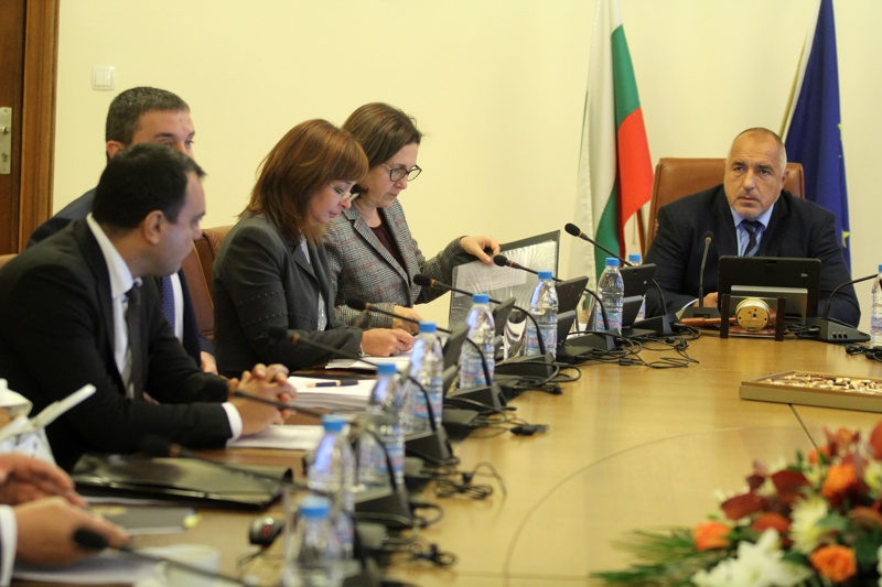 Още в петък Бойко Борисов събра шефовете на МВР, службите и армията, за да набележат мерки