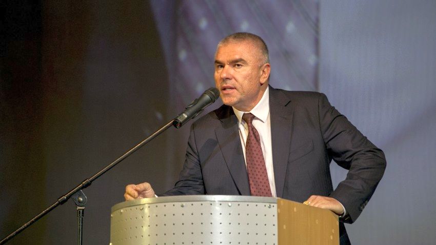 Веселин Марешки е председател едновременно на две партии