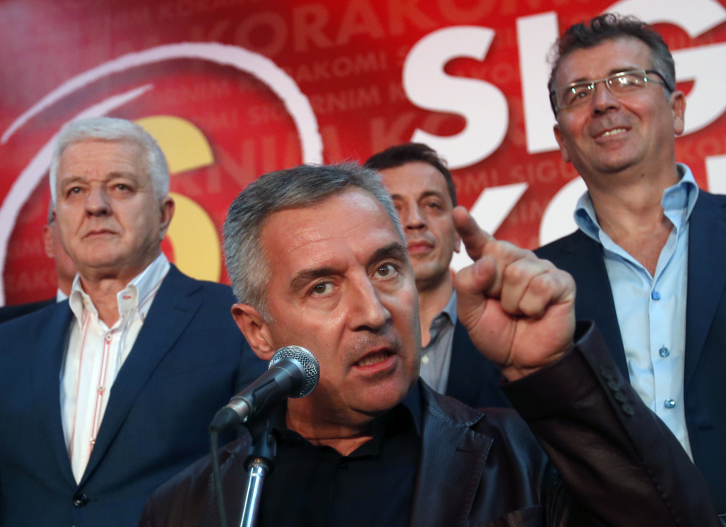 Черногорският премиер Мило Джуканович обявява победата на партията си на предишните избори