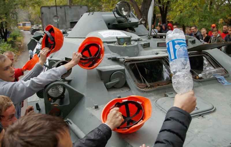 Граждани на Донецк участват в обучение по отбрана, организирано от сепаратистите