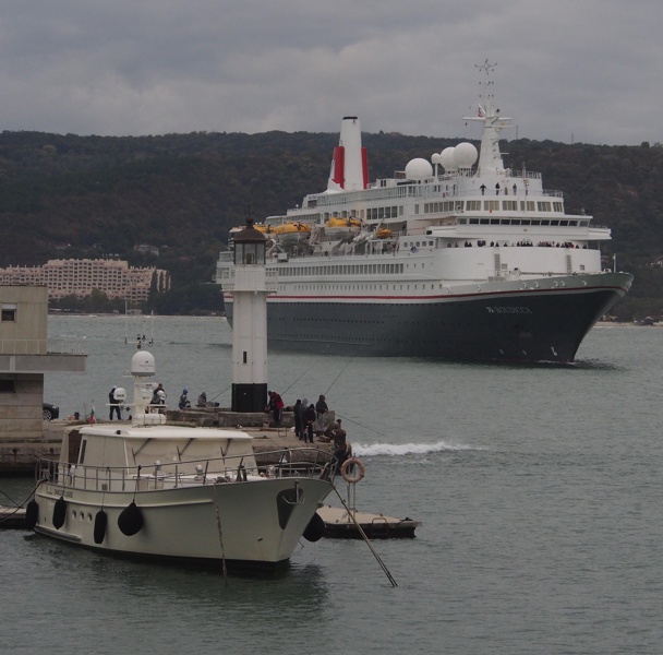 207-метров круизен лайнер пусна котва във Варна