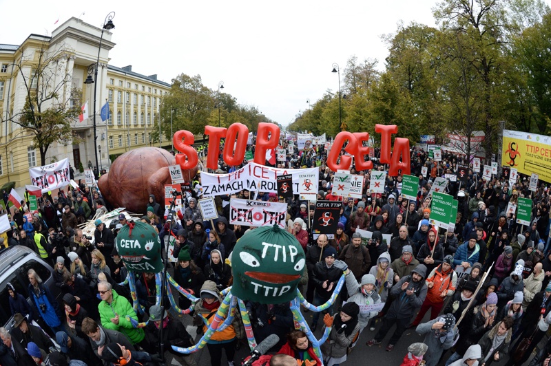 Протест във Варшава на 15 октомври срещу търговските договри на ЕС с Канада и САЩ