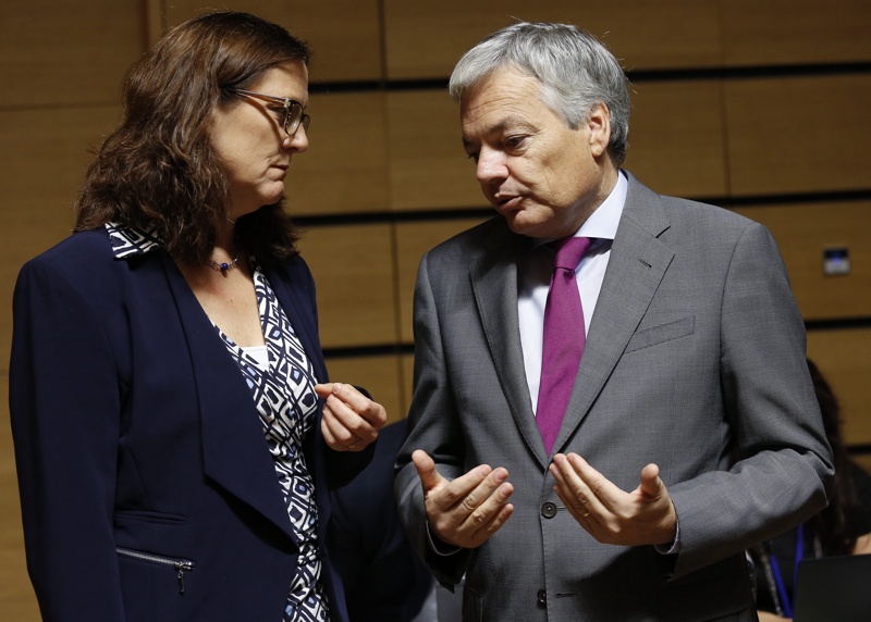 Дидие Рейндерс и Сесилия Малмстрьом, еврокомисар по търговията, на провалилата се министерска среща вчера