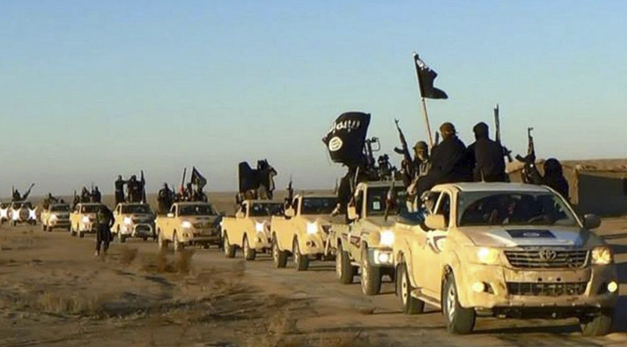 Архивна снимка - колона терористи от ”Ислямска държава” на път от Ракка, Сирия за Ирак