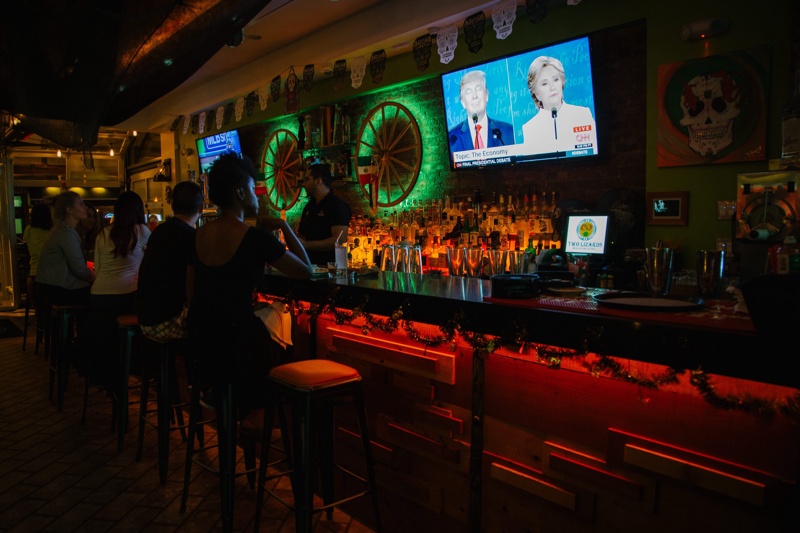 Американци наблюдават предизборен дебат Клинтън-Тръмп в бар