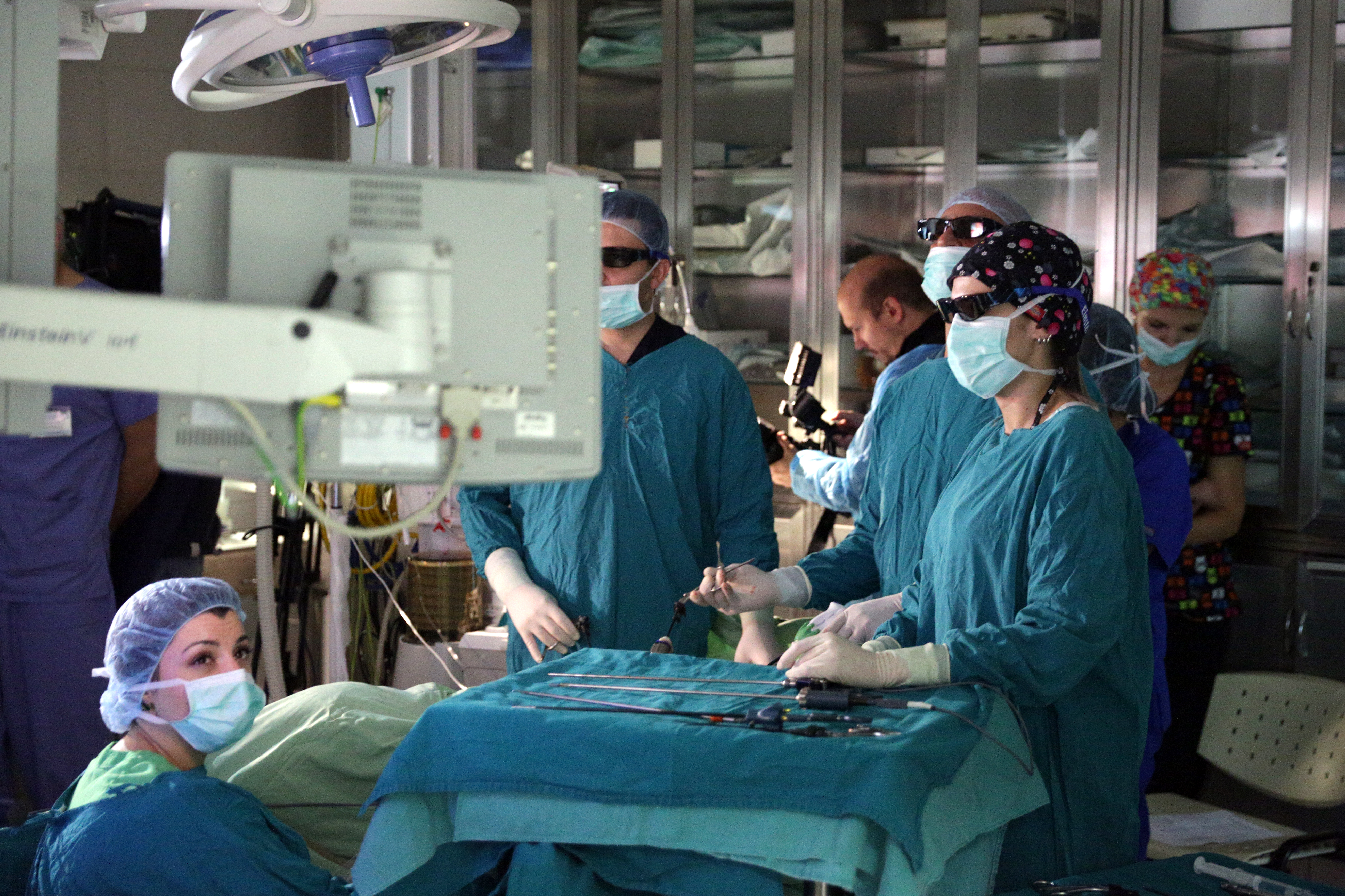 Eкип от доктори на болница ”Шейново” извършват операция