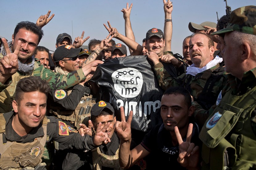 Иракски и кюрдски бойци показват пленено знаме на ИД
