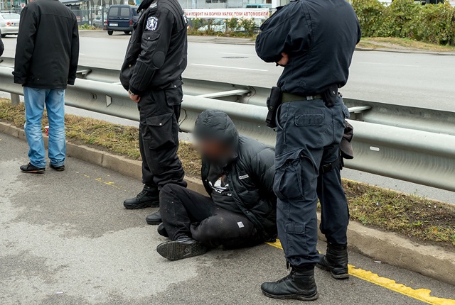 Полицаи задържаха автокрадец след гонка в София