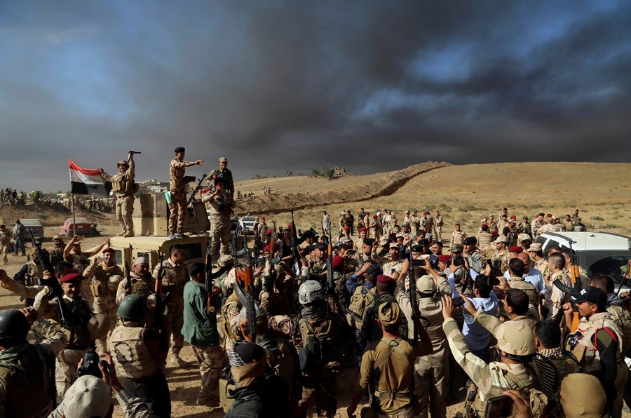Иракски войници празнуват напредването към Мосул