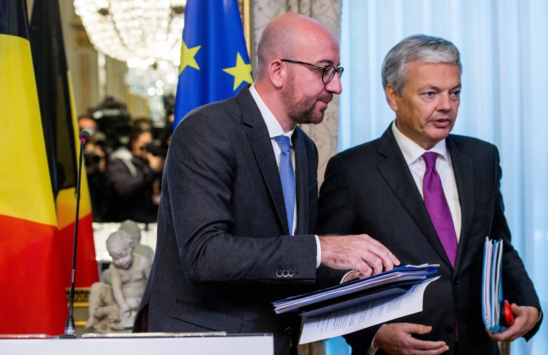 Шарл Мишел (вляво) и вицепремиерът Дидие Рейндерс обявила, че Белгия няма да подпише СЕТА на пресконференция днес