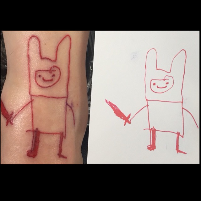 Родители си татуират рисунките на децата си