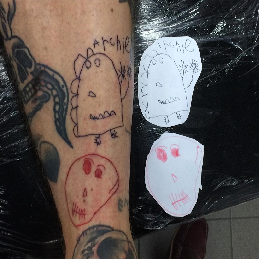 Родители си татуират рисунките на децата си