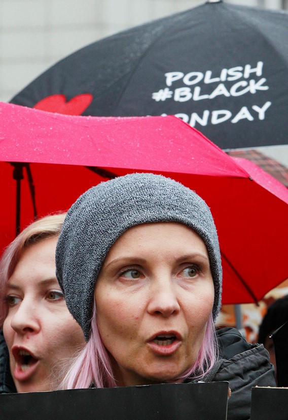Някои от протестиращите призоваха Качински да осинови дете с увреждания