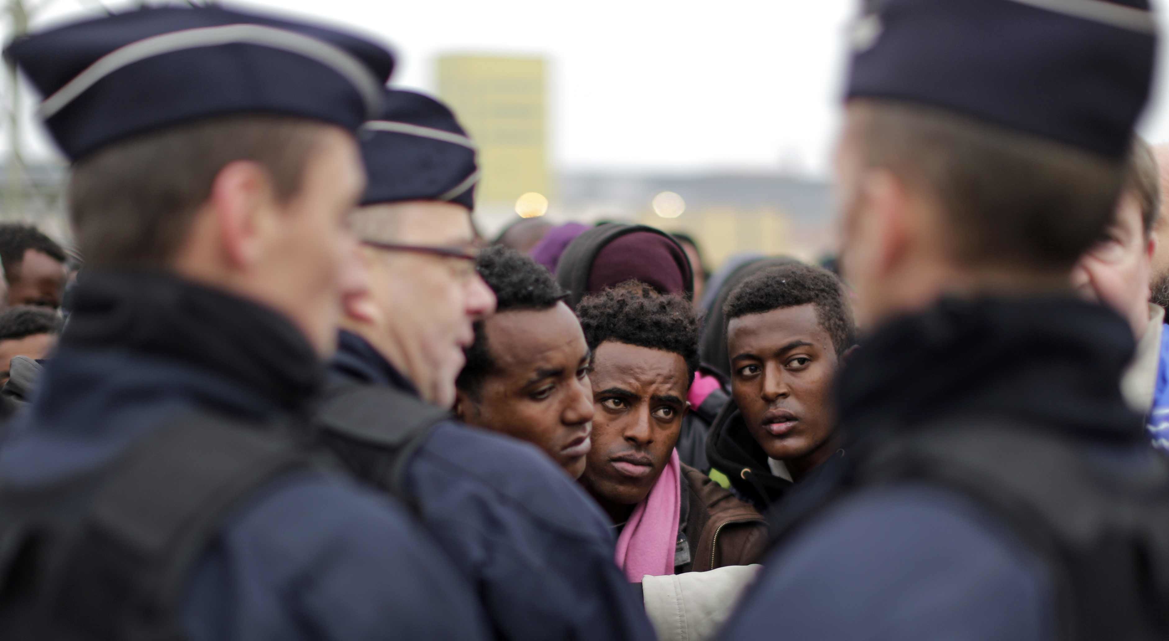 Във Франция стотици мигранти са изведени от лагера край Кале