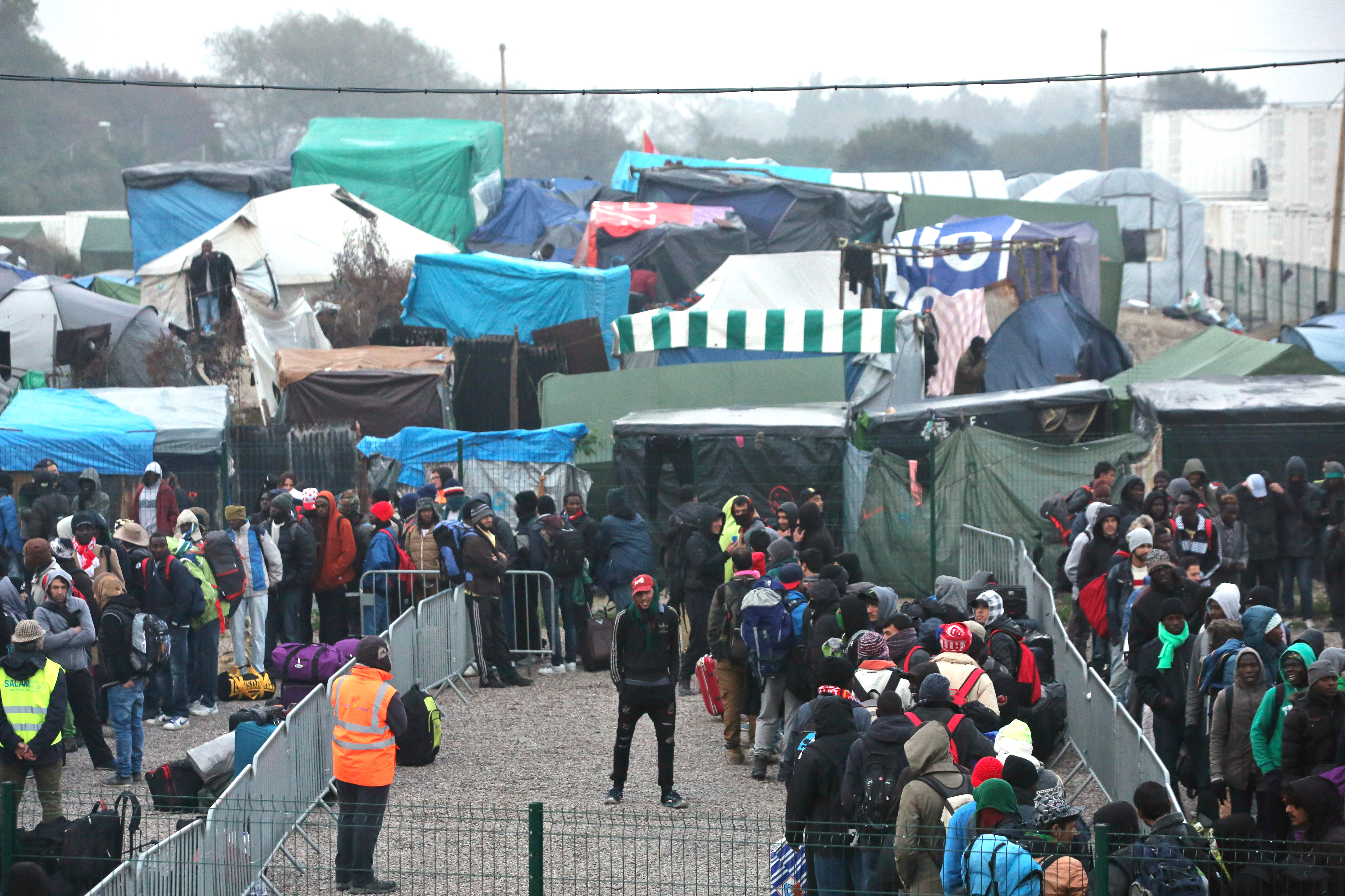 Стотици мигранти в ”Джунглата” се регистрират преди да се качат на автобуси към различни места в Южна Франция