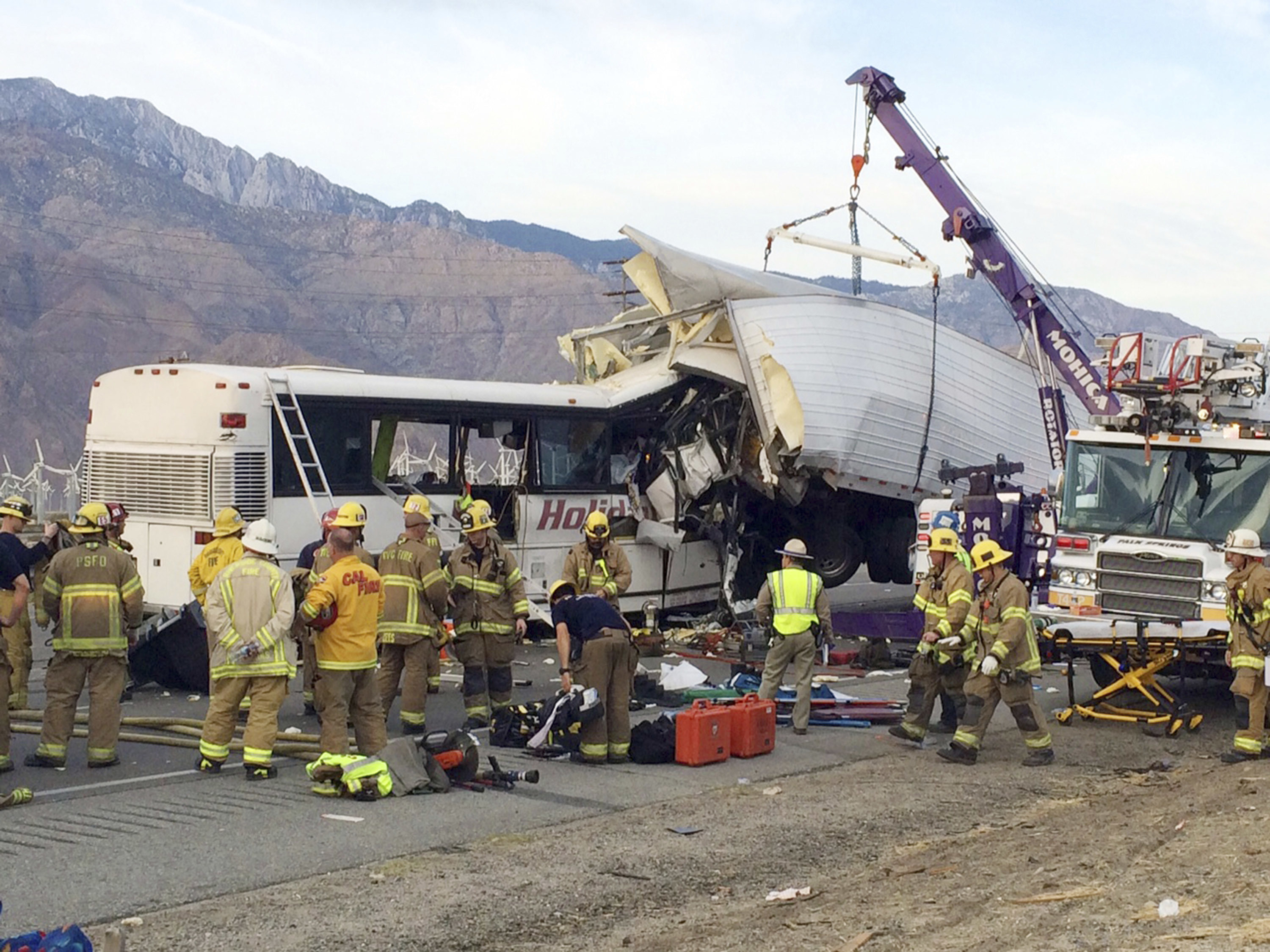 Жестока катастрофа на автобус в Калифорния: 13 загинали
