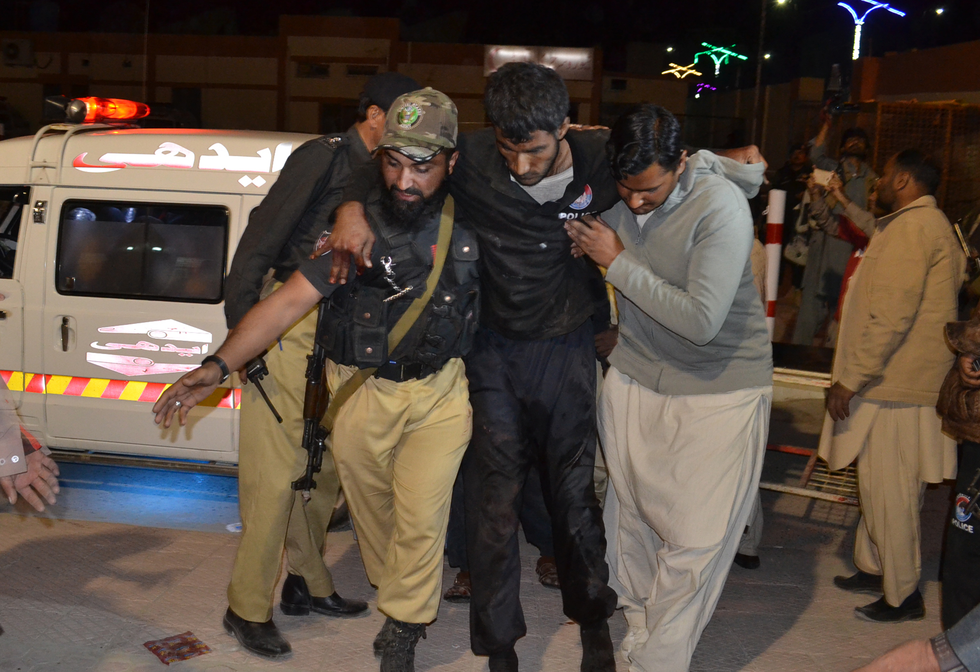 Помощ за ранен в нападението над полицейска школа в Куета, Пакистан