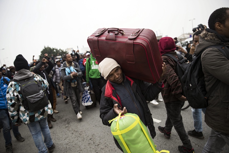Френските власти изселиха над 4000 мигранти от лагера в Кале