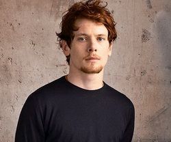 Джак О’Конъл е Александър Маккуин