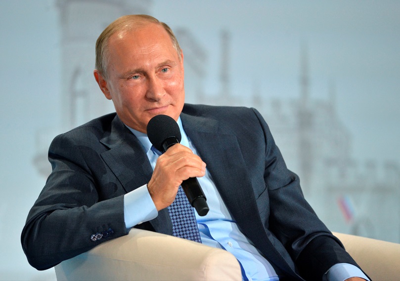 Руският президент Владимир Путин говори на форума в Ялта