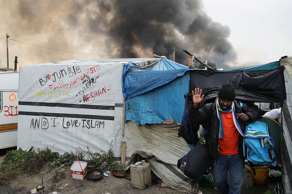 Всички мигранти от незаконния лагер край град Кале са евакуирани