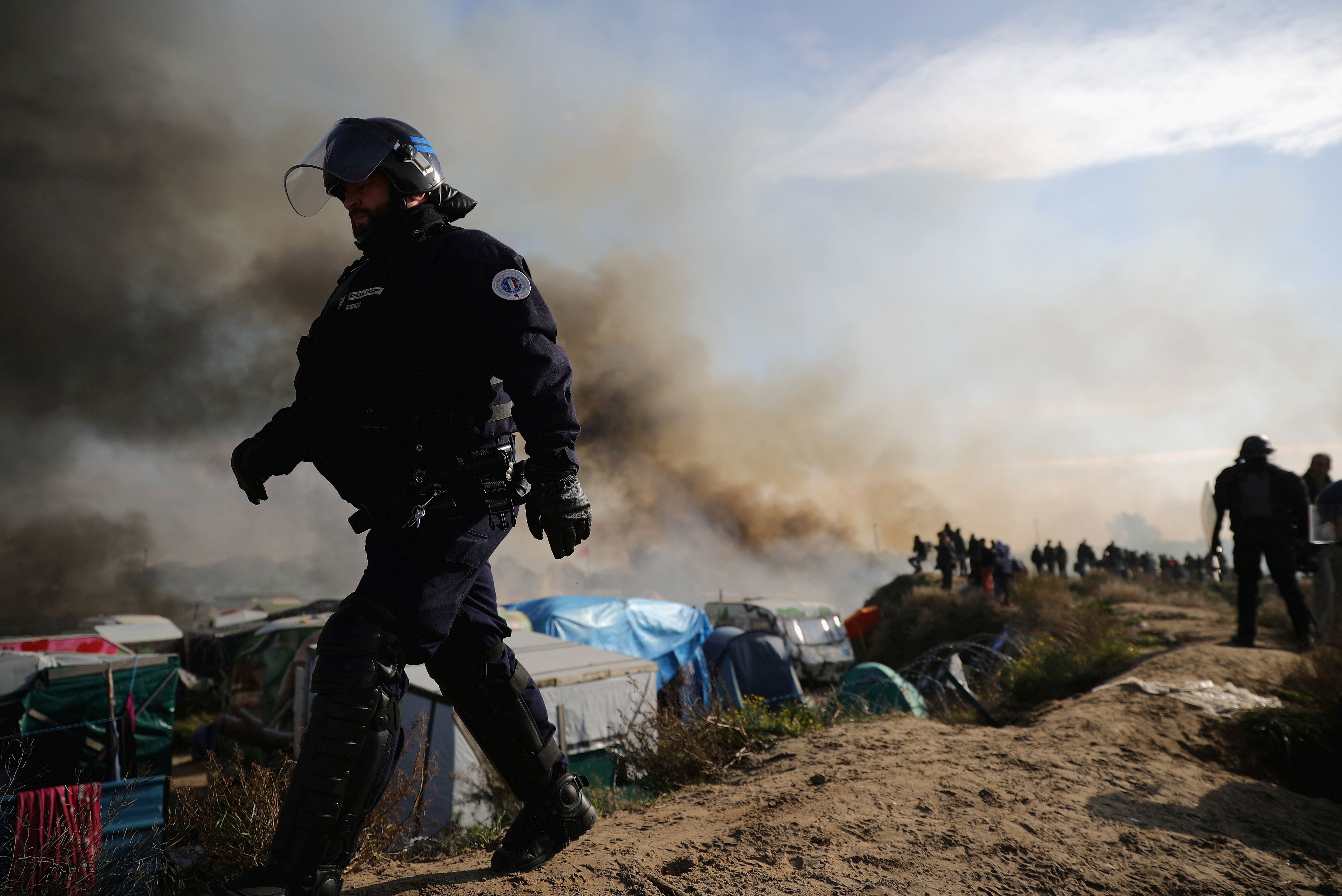 Незаконният лагер край град Кале се разчиства