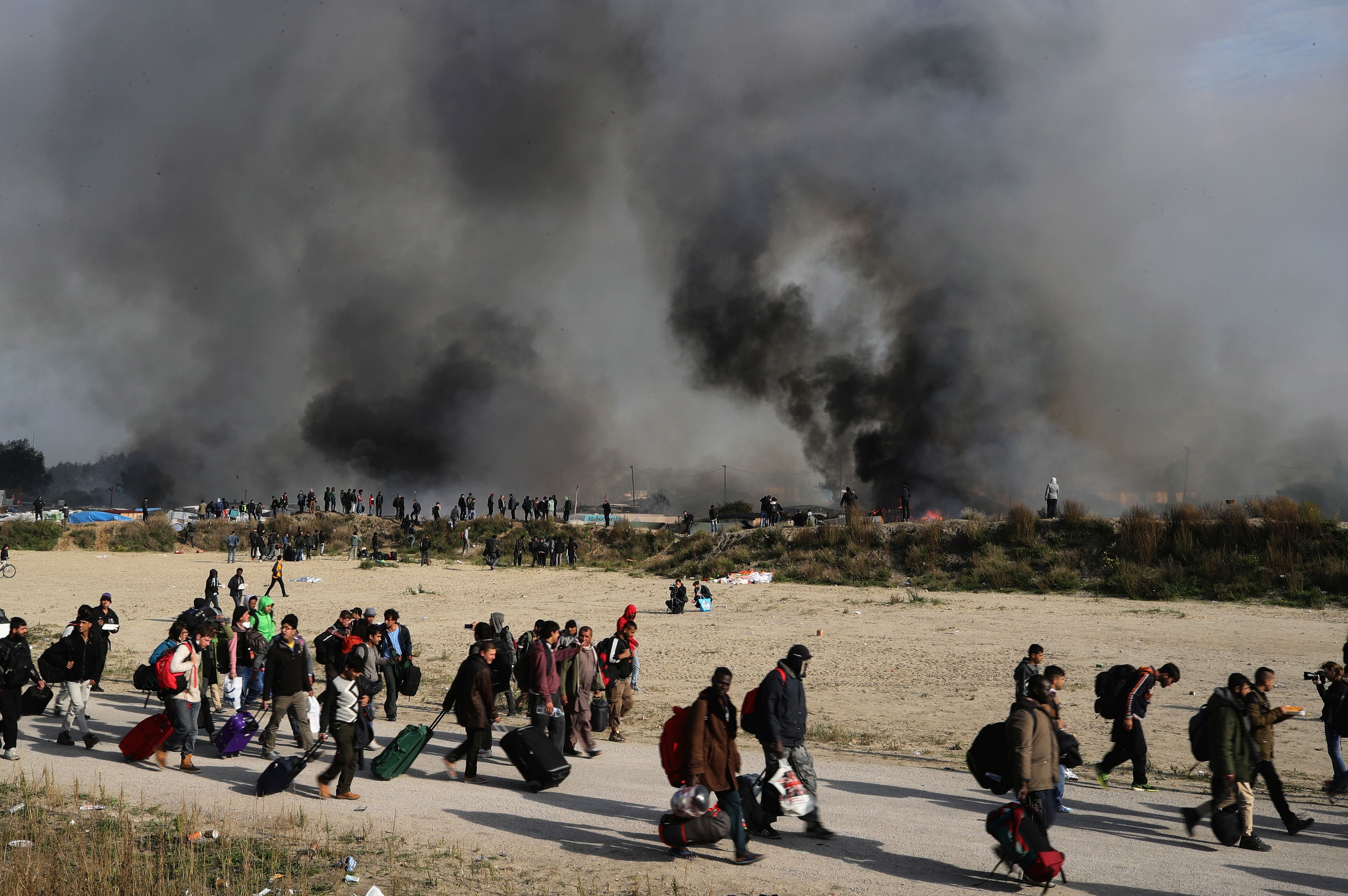 Мигрантите напускат незаконния лагер край град Кале