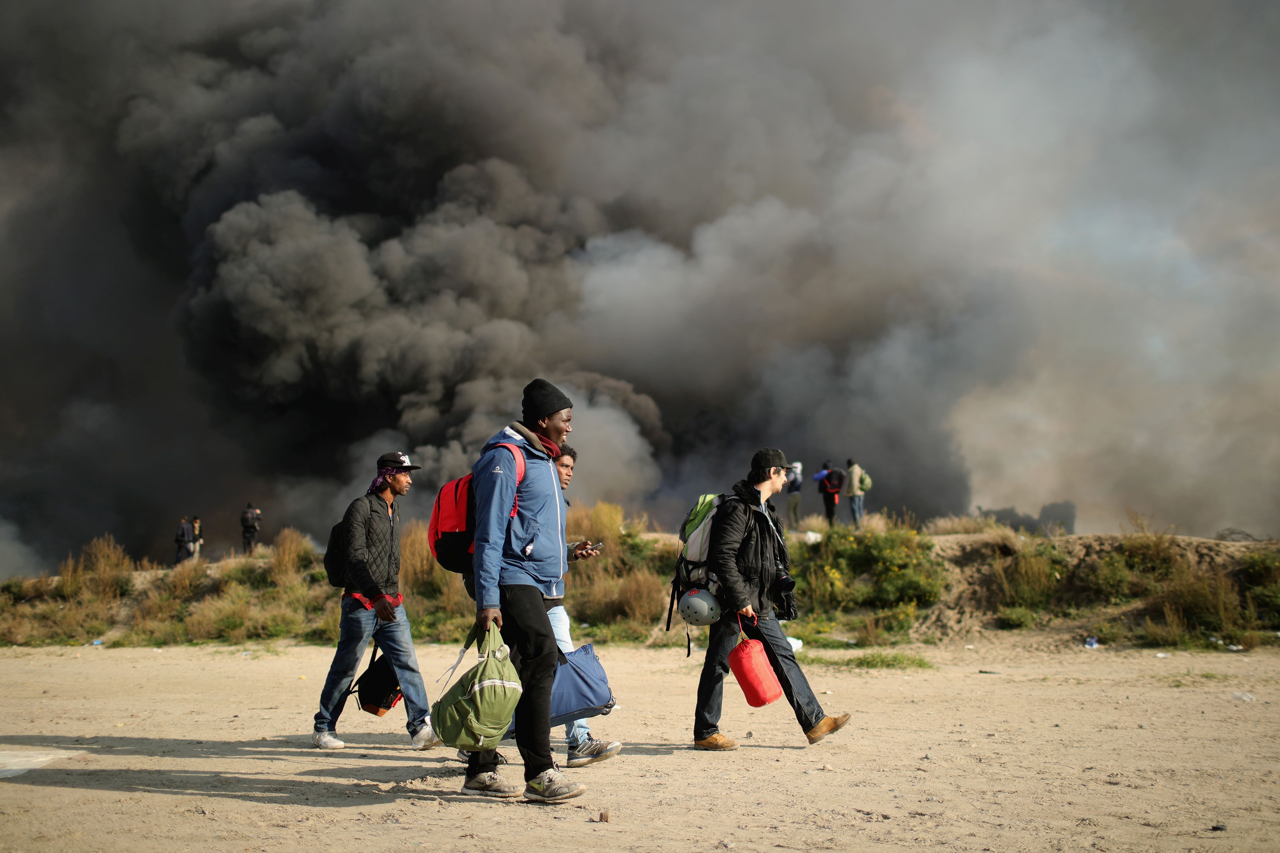 Бежанците подпалват палатките и импровизираните бараки