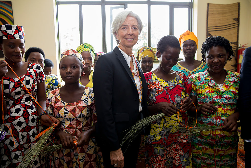 Шефката на МВФ Кристин Лагард в Руанда, където дамите се оказват сред най-еманципираните в света