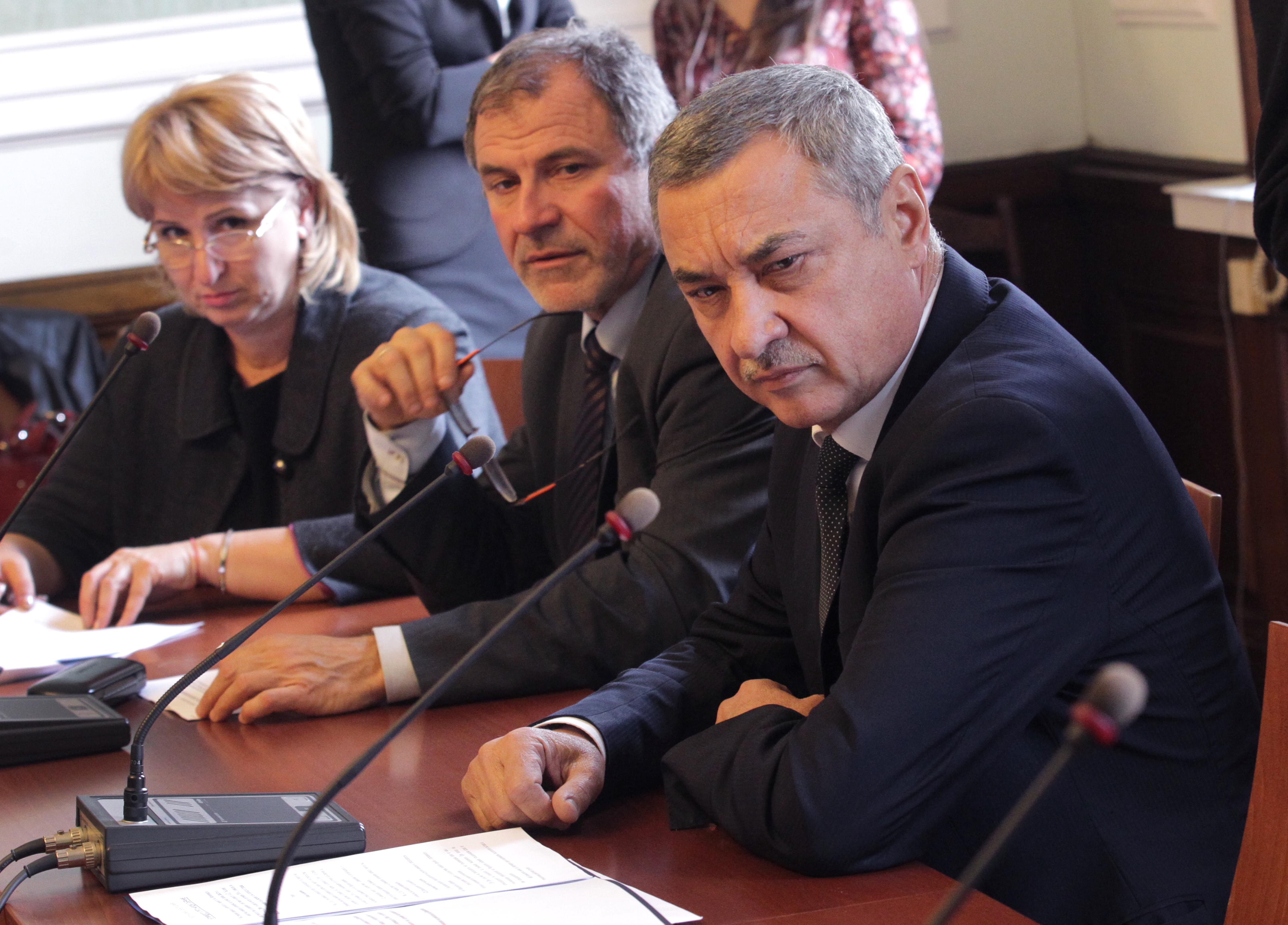 Валери Симеонов (вдясно) председателства първото заседание на комисията ”Белене” в парламента